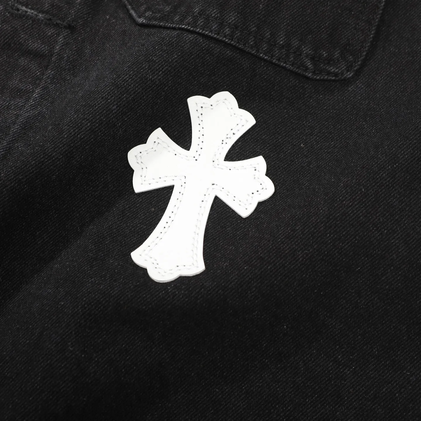 P260 Correct version (top replica) CH Chromehearts 23ss denim cross-leather black and white jacket denim jacket. A super versatile denim jacket that is breathable, comfortable and elegant! The entire garment is made of super heavy-duty workmanship and is made of denim denim fabric imported from Japan. After the finished product is washed, the loss rate is extremely high! The whole body is made with old craftsmanship and the upper body is stylish! The body has multiple crosses and leather logos sewn on it! Because of the old craftsmanship, everything from gold five to three marks has been re-made with new molds, 100% restored to the original craftsmanship! All the leather characters are laser-aligned. The leather difference is definitely not the same as that of the super-fiber leather on the market. This year’s new sheep leather is used. The finished embroidery guarantees the quality of the entire product❗ It took nearly two months of back-and-forth production to get a satisfactory effect. The various cutting designs really took a lot of effort to achieve a satisfactory experience! The same style for men and women, great for couples!   Color: black with white label Size: S M L